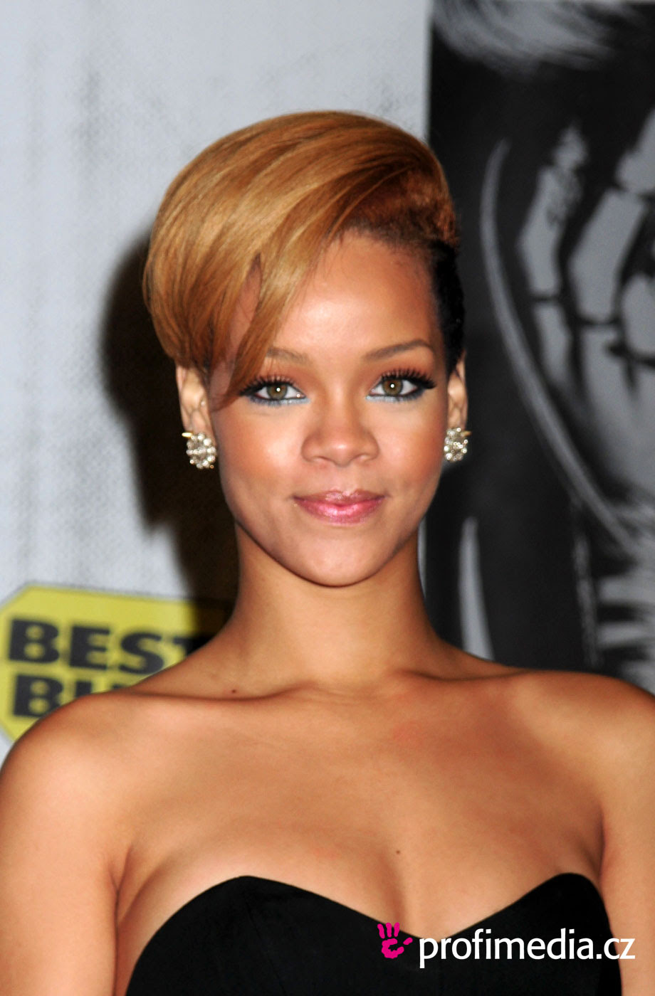 Rihanna Hairstyles Image Gallery, Long Hairstyle 2011, Hairstyle 2011, New Long Hairstyle 2011, Celebrity Long Hairstyles 2071