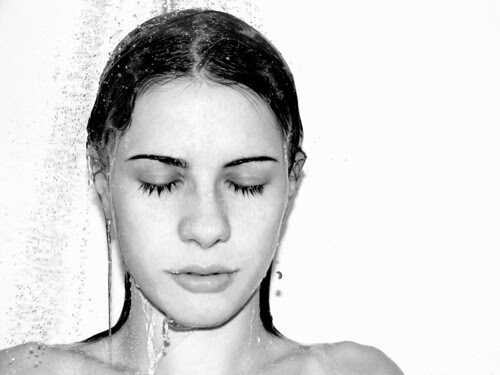フリー画像 人物写真 女性ポートレイト 白人女性 シャワー モノクロ写真 フリー素材 画像素材なら 無料 フリー写真素材のフリーフォト