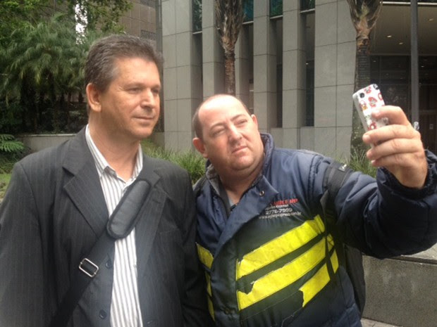 Vidente posa para 'selfie' na Avenida Paulista (Foto: Tatiana Santiago/G1)