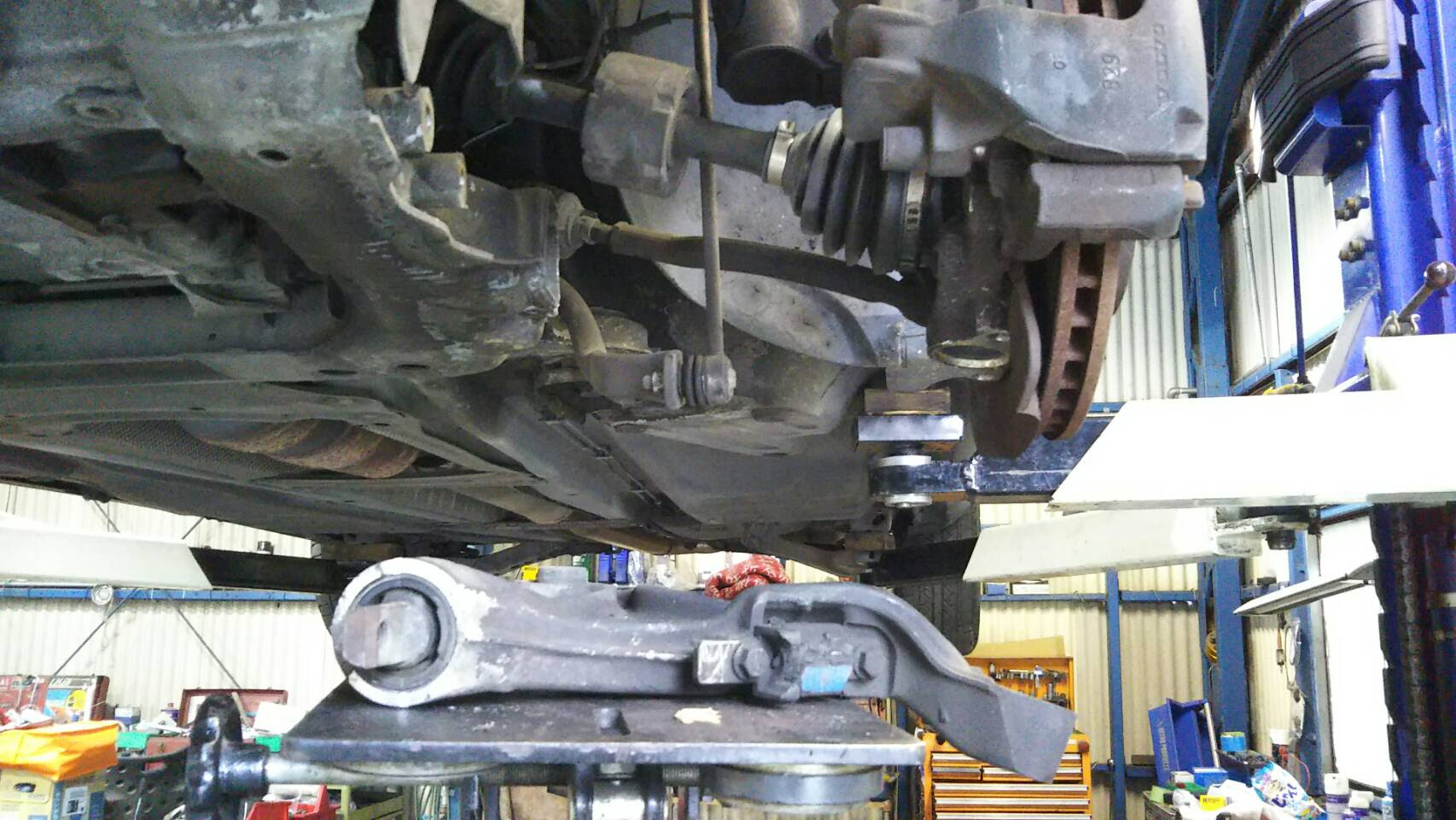 ボルボ V70 車検時作業 ロアアームブッシュ交換 外車の車検 修理 板金専門認証工場 タッキード Tackheed