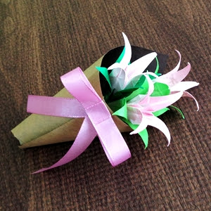 折り紙とアレンジ 簡単 ゆりの花と葉の折り方 立体的な花束の作り方 知恵の小袋