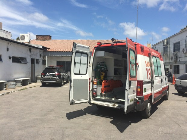 Ambulância que socorreu suspeito de estuprar filhas  (Foto: Mauricio Gasparetto/RBSTV)