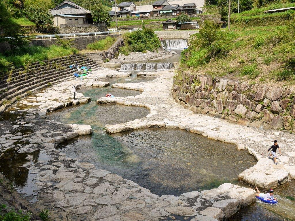和歌山 関西で川遊びの穴場 子供が安心して遊べる猪谷川水辺公園 大阪食べ歩き 旅 グルメ放浪記