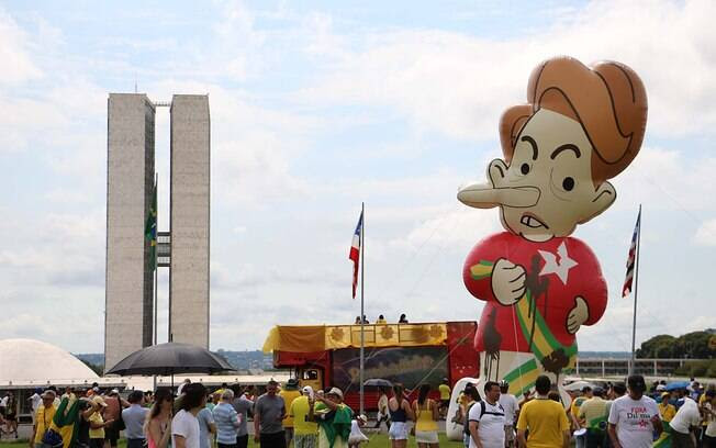 Manifestantes de Brasília (DF) inflaram boneco gigante da presidente Dilma Rousseff