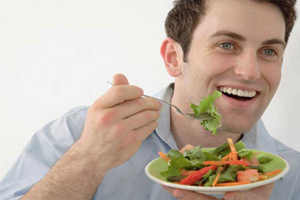 Selain buah segar, mengonsumsi sayuran sangat dianjurkan untuk diet sehat rendah lemak tinggi serat. Gunakan garpu saat memasukkan sayuran ke dalam mulut dengan tidak tergesa-gesa agar Anda bisa meresapi lezatnya bumbu masakan dalam sepiring sayuran.