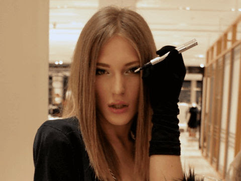 国際的 女性 モデルとして大活躍する美しすぎるロシア人男子 Buzzap