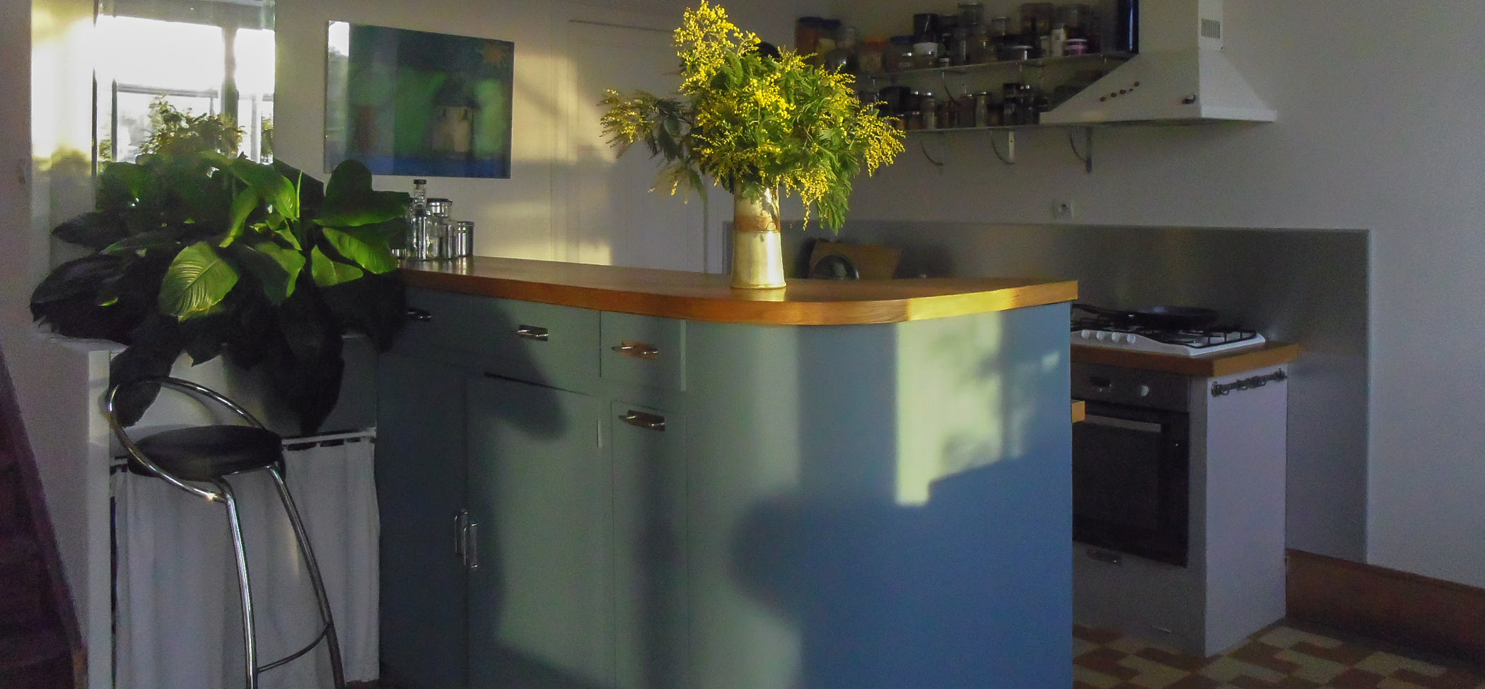 Des blancs, des bleus pour cette maison au bord de la rivière du Jaudy