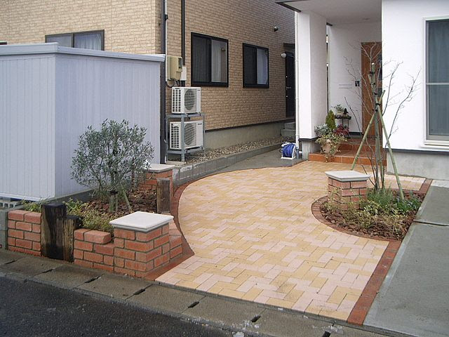 レンガと枕木をポイントにした花壇 新潟 有限会社グリーンランドエデン タカショー リフォームガーデンクラブ
