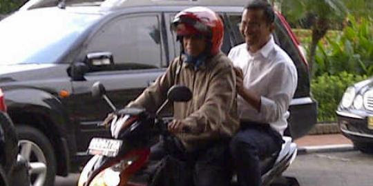 Dahlan Iskan naik ojek ke kantornya