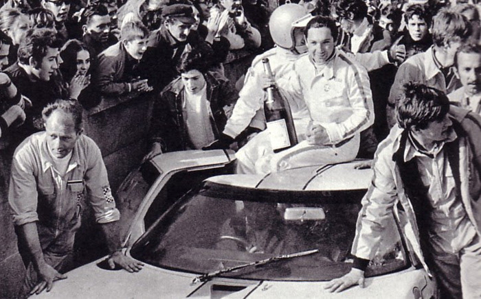 Pedro e Bianchi posam como vencedores das 24 Horas de LeMans