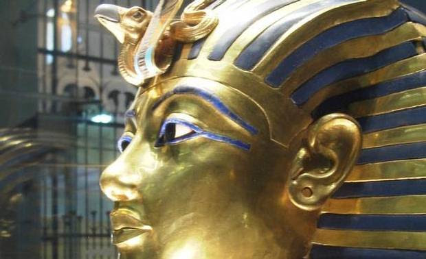 Máscara funeraria de Tutankamón en el Museo Egipcio de El Cairo. Realizada en oro batido con incrustaciones de pasta de vidrio y turquesas, es la imagen más conocida del arte del Antiguo Egipto.
