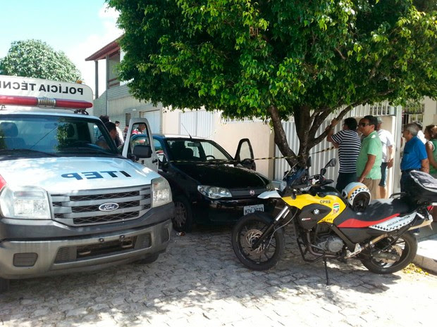Idoso morreu na calçada de casa no bairro Candelária, em Natal (Foto: Hugo Andrade/Inter TV Cabugi)