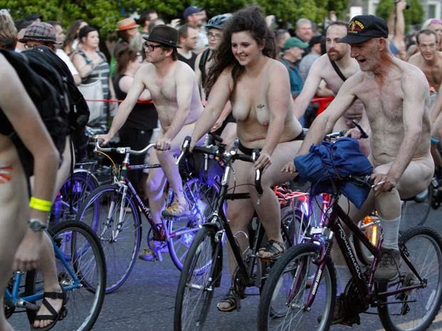 Ciclistas nus passeiam por Portland para defender a bicicleta como alternativa ao carro (Foto: REUTERS/Steve Dipaola)