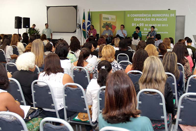 Foto do prefeito, doutor Aluízio, na Conferência Municipal de Educação