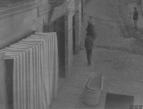 Tienda de alquiler y venta de bañeras en la Plaza de la Magdalena de Toledo en el siglo XIX. Foto de Casiano Alguacil (detalle)