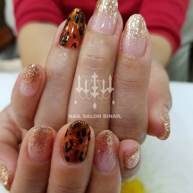 ネイルサロン 美nailゴールドベースのラメグラデーションにレオパード柄を入れました まだまだ これから秋ネイル楽しんでください Add 神戸市北区北五葉1 6 1hp Http Www Bnail Jp Nail Nails Nailart Gelnail Kobe ネイル ネイルアート ジェルネイル