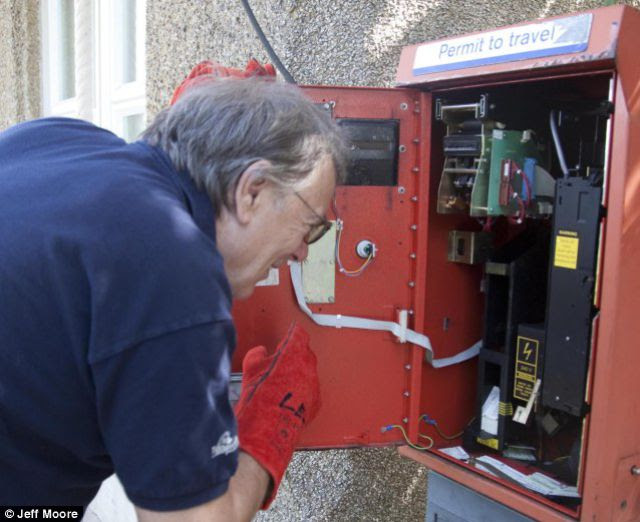 A New Cashier in a Ticket Machine (4 pics)