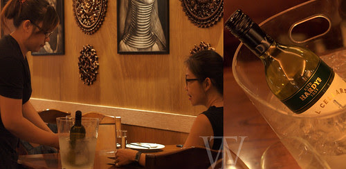 泰式重口味很搭白酒(House WineNT$980)，只是~可能喔~點白就的人不多吧？！白酒的溫度是點後才進冰桶開始冰鎮，服務人員也不會主動協助開酒，因為瓶蓋用"準ㄟ"就可以了喔~(昏倒~)