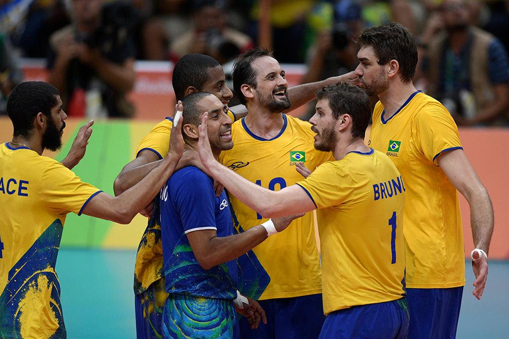 É OURO! Brasil vence Itália e é campeão no vôlei masculino ...