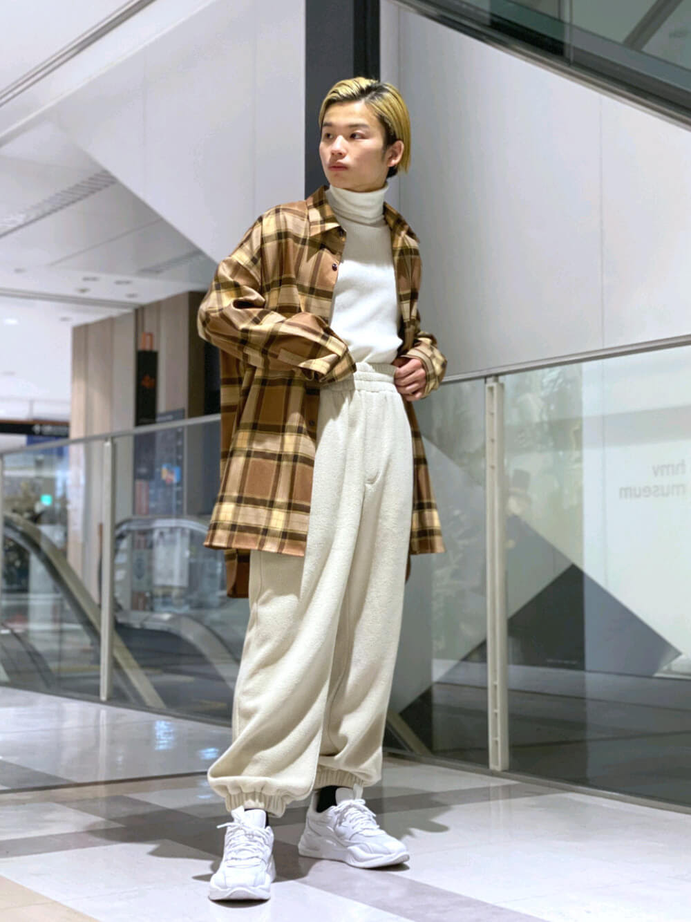 スウェットパンツ 白 のメンズのコーデ 人気の白スウェットパンツを紹介