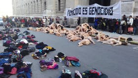 Mujeres desnudas se manifestaron frente al Congreso, la Casa Rosada y Tribunales