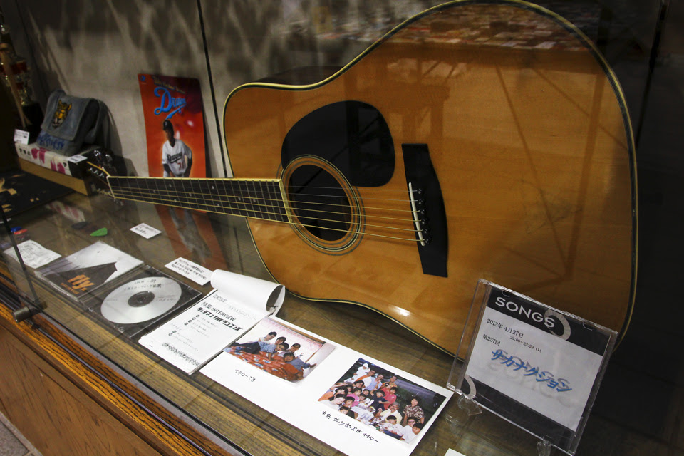 小樽運河プラザにサカナクション山口一郎さんのギター展示 小樽チャンネル