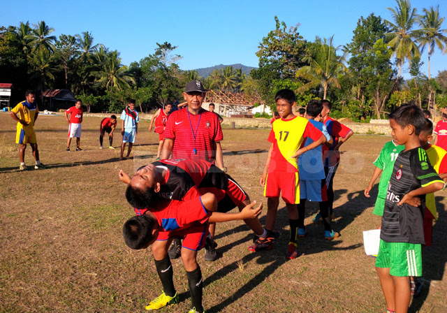 Mantan Pemain Persebaya dan PSM Jadi Pelatih Bola di Bone