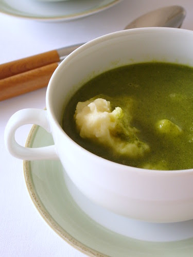 Spinach soup with creamy mustard potato mash / Sopa de espinafre com purê de batata e mostarda