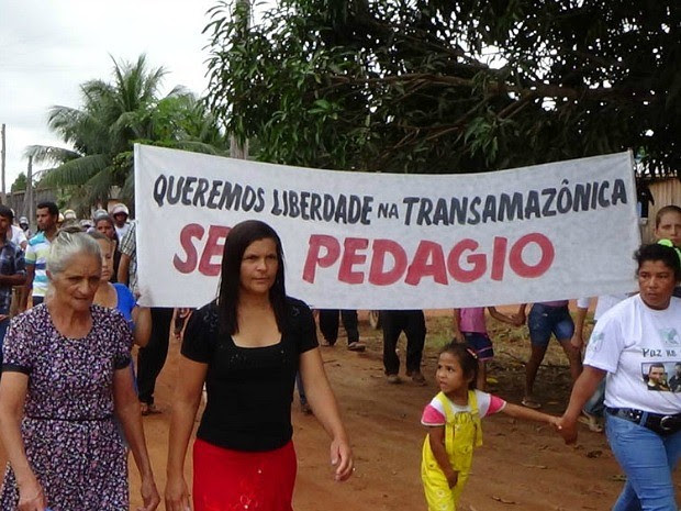 Protesto marcou enterro em Apuí, no Sul do Amazonas (Foto: Ivanir Valentim/TV Amazonas)