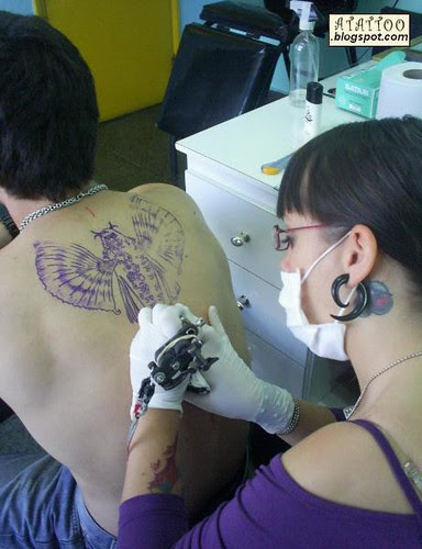 Barbara Tatuando