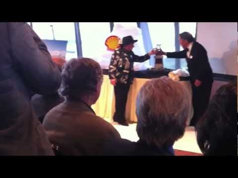video que muestra como se empapa a una abuela en bebida en una fiesta