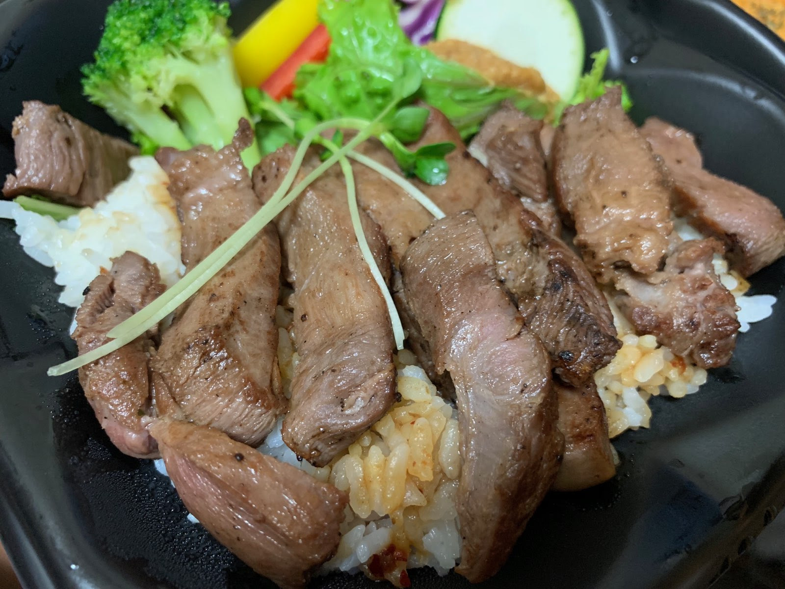 デリバリーの牛タンって美味しいの 牛たん専門店 せんり で和風ネギ塩厚切り牛タン丼を注文してみた エクペリ Experi 体験 口コミ 評判 レビューサイト
