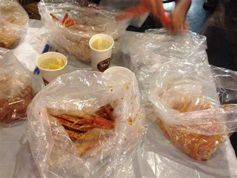 hot  juicy crawfish    man  food viva las