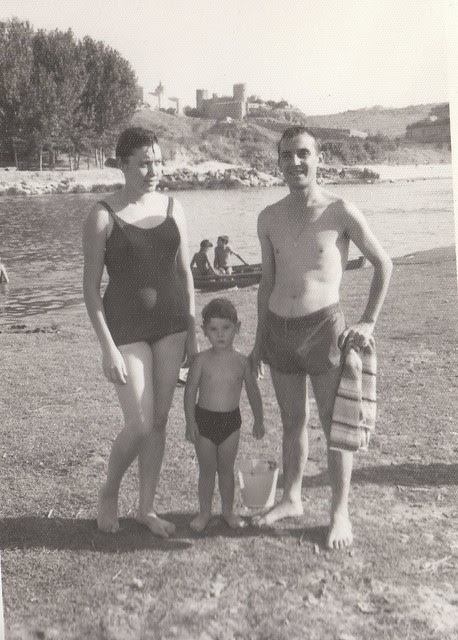 Día de playa en el Tajo en Toledo hacia 1965 © Familia Del Cerro Corrales