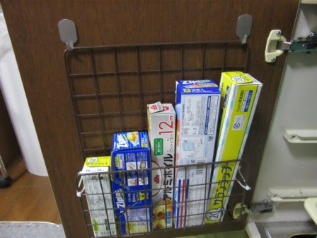 100均のワイヤーネットで扉の裏にラップを収納 おかたづけ始めました