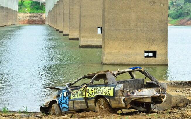Carro no meio na Atibainha devido ao baixo nível da represa: cenário desolador. Foto: Futura Press