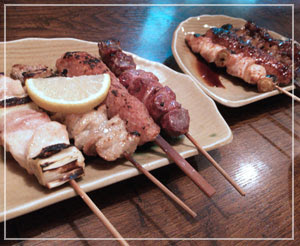 飯田橋「萬月」にて、塩とたれの焼き鳥盛り合わせ。
