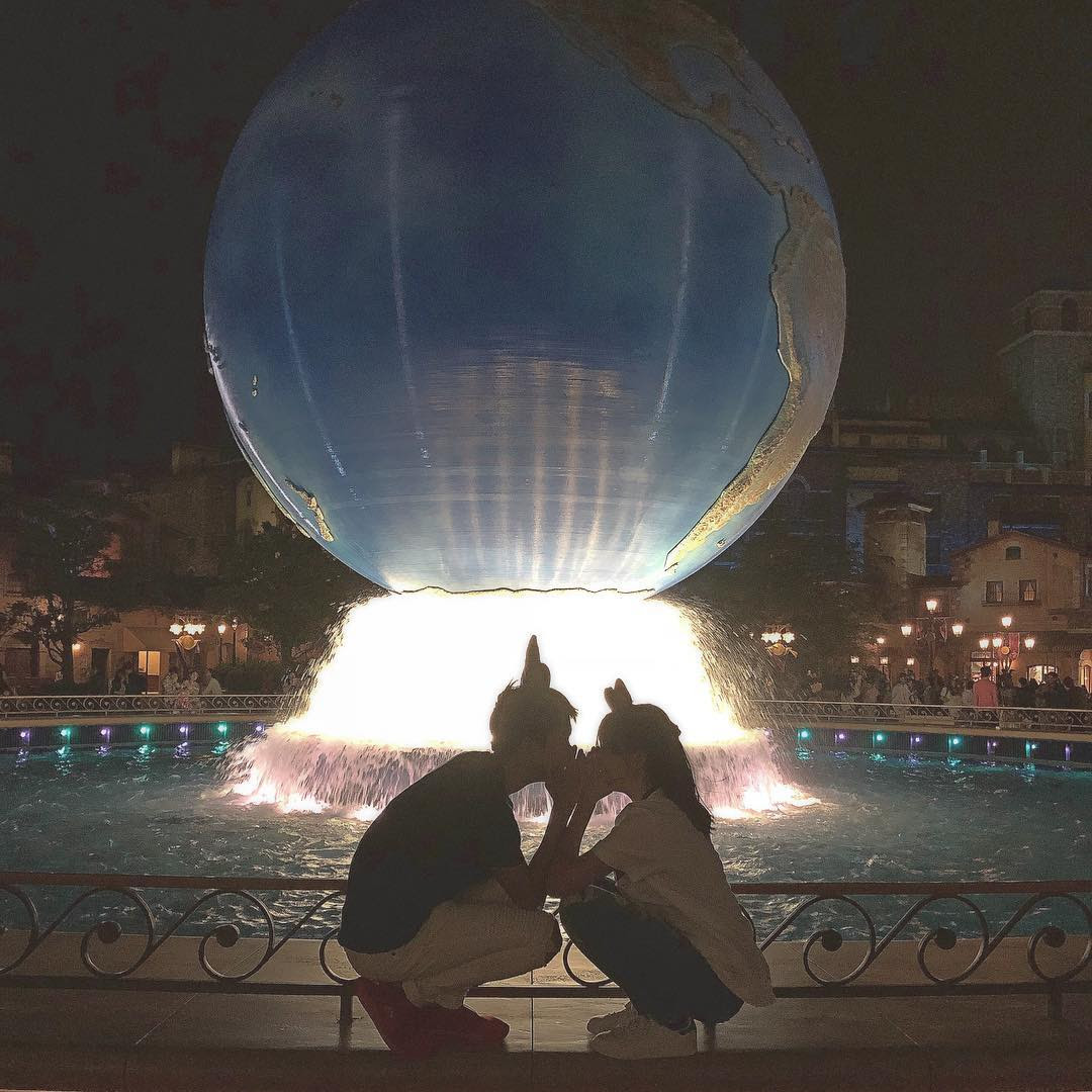 ディズニーシー地球儀前でしたくなるポーズとは カップル写真まとめ にっこりっか 保育士による子育て情報ブログサイト
