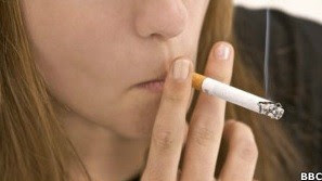 Fumo entre mulheres (Foto: BBC)