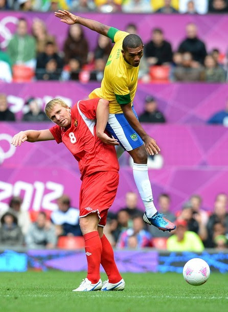 Foto Sergei Kornilenko vs Juan Jesus di Laga Belarus Melawan Brazil