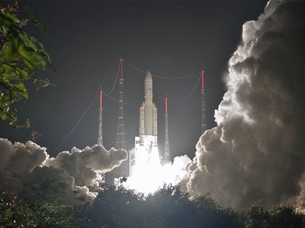 Foto feita em 22 de março deste ano mostra lançamento do foguete Ariane 5 ECA, que transportou ao espaço dois satélites (Foto: ESA/CNES/Arianespace)