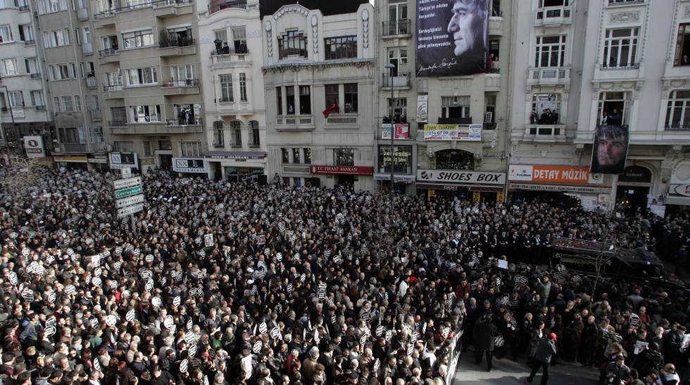 Miles de personas asisten al funeral por el periodista Hrant Dink, asesinado el 19 de enero, a la puerta de la revista Agos, que dirigía, en Estambul (Turquía).