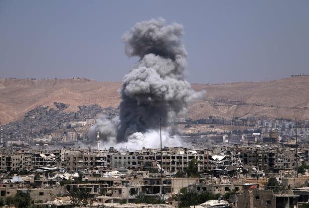 Un barrio en Damasco bajo control rebelde, bombardeado por el régimen sirio