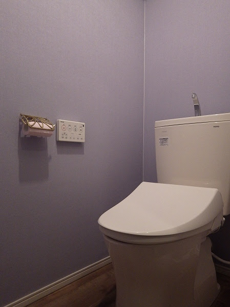 パープルトイレの誘惑 筑紫野市二日市にて壁紙張替工事しました 福岡の壁紙張替え屋さん カバさんマークの壁紙クロスの張替え屋240
