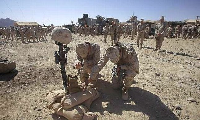 Fuzileiros Navais americanos prestam homenagem a soldado morto em emboscada no Afeganistão (Foto: AP)