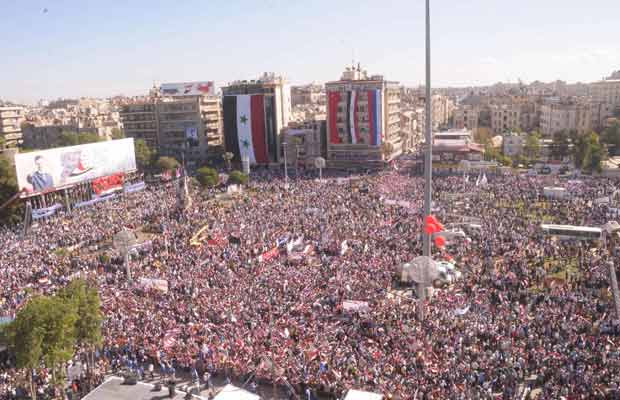 Multidão marcha a favor de Bashar al Assad nesta quarta-feira (19) na cidade síria de Aleppo (Foto: Reuters)