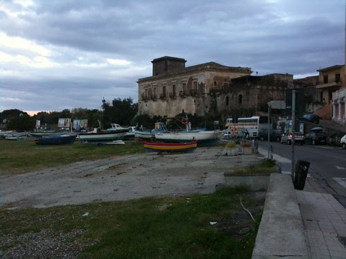 The beach and Schisò Castle