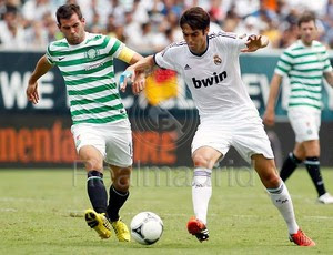 Kaká tenta passar pela marcação adversária durante amistoso nos EUA (Foto: Site oficial do Real Madrid)