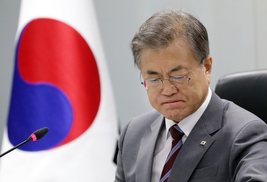 동남아 3개국 순방을 마치고 귀국한 문재인 대통령이 6일 오후 국가위기관리센터를 찾아 태풍 ‘링링’ 대처상황 점검회의를 열고 있다. 연합뉴스