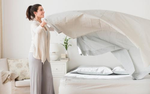 Vệ sinh ga gối thường xuyên để đảm bảo sức khỏe và an toàn cho da